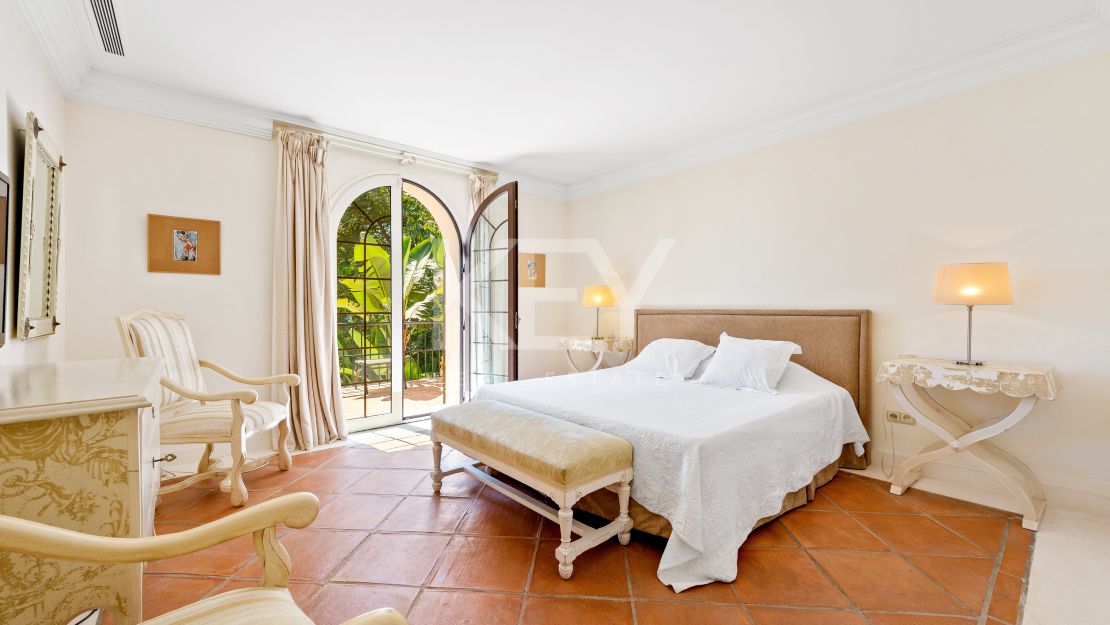 Frontline beach Mediterranean villa with rgreat potential in Estepona East