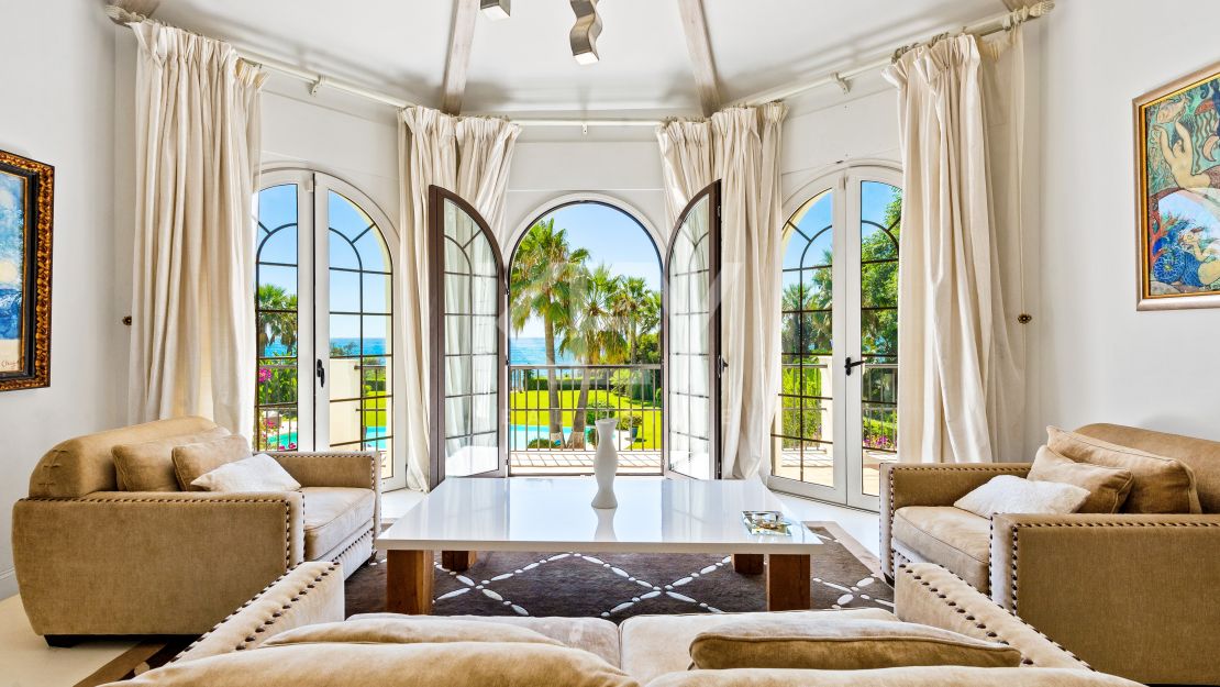 Frontline beach Mediterranean villa with rgreat potential in Estepona East