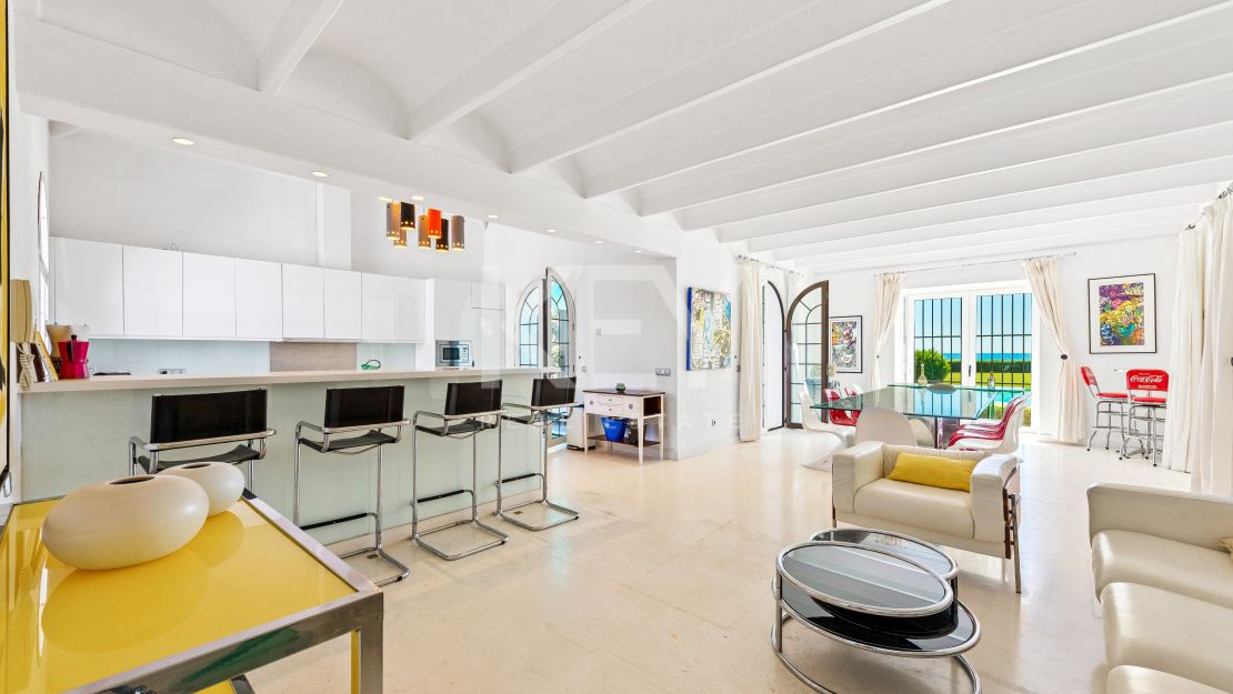 Frontline beach Mediterranean villa with rgreat potential in Estepona East