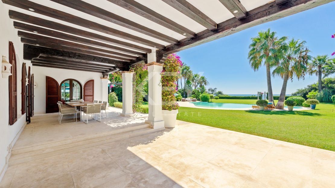 Frontline beach Mediterranean villa with rgreat potential in Estepona East