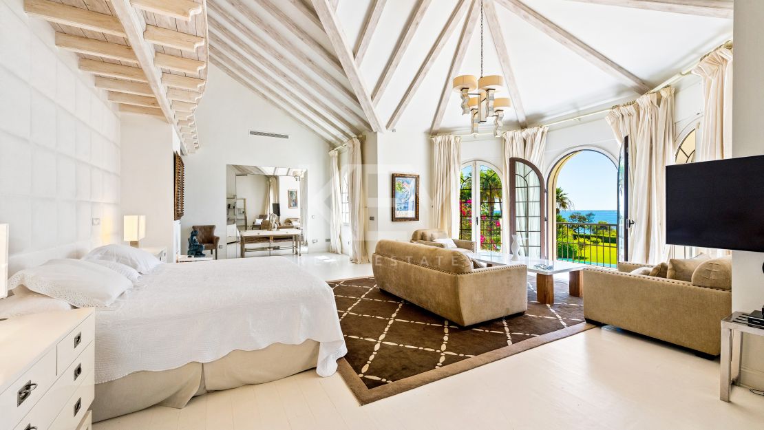 Frontline beach Mediterranean villa with rgreat potential in Estepona East
