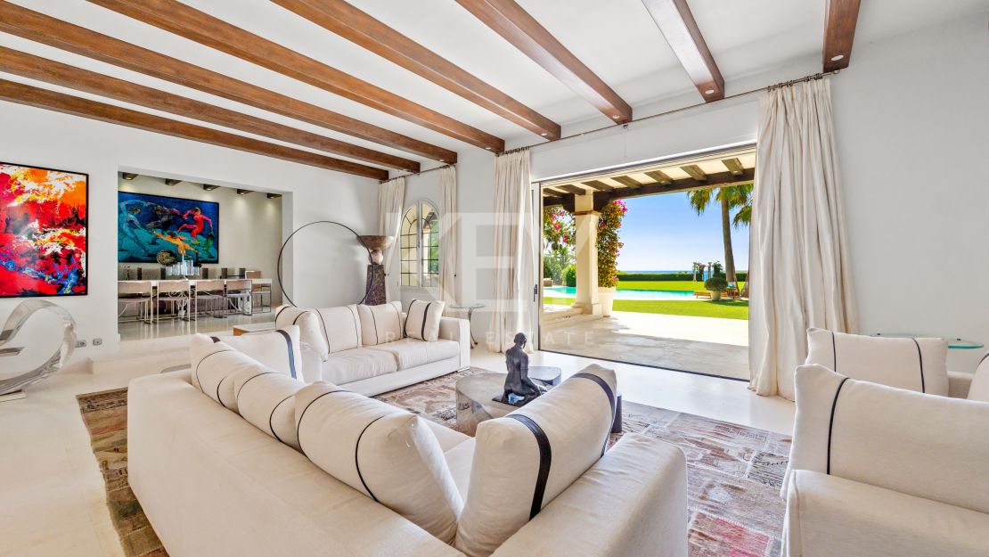 Frontline beach Mediterranean villa with rgreat potential in Estepona East