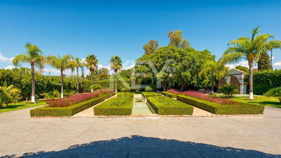 Frontline beach Mediterranean villa with rgreat potential in Estepona East