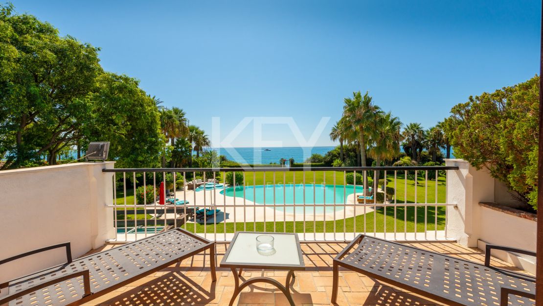 Frontline beach Mediterranean villa with rgreat potential in Estepona East