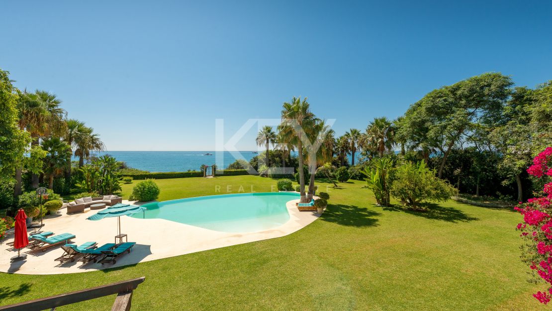 Frontline beach Mediterranean villa with rgreat potential in Estepona East