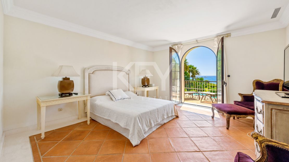 Frontline beach Mediterranean villa with rgreat potential in Estepona East