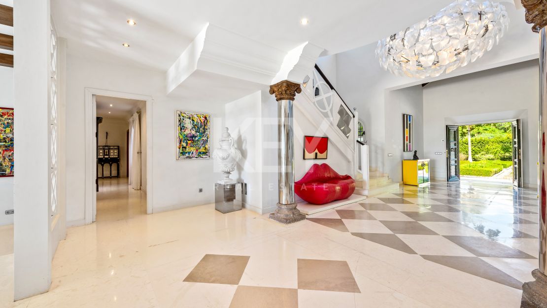 Frontline beach Mediterranean villa with rgreat potential in Estepona East