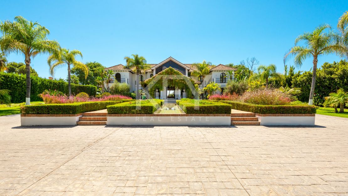 Frontline beach Mediterranean villa with rgreat potential in Estepona East