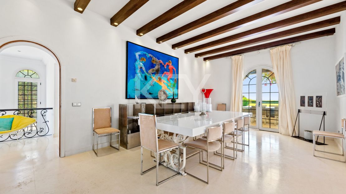 Frontline beach Mediterranean villa with rgreat potential in Estepona East