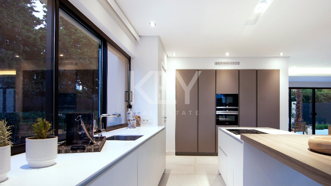 New built modern villa next to the beach in Guadalmina Baja, Estepona