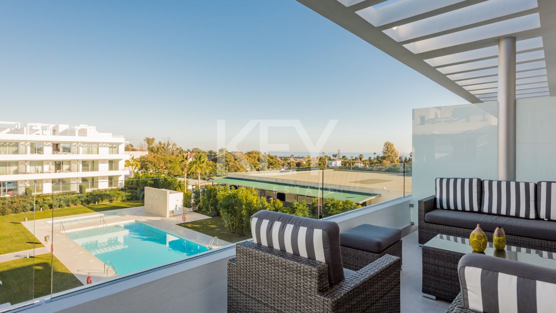 Contemporary penthouse close to the beach in Cancelada, New Golden Mile