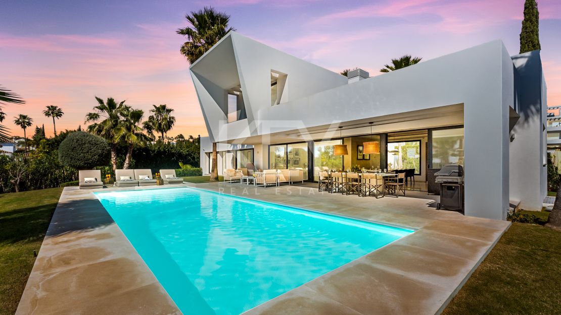 Villa El Paraiso: modern Villa with sauna, cinema & heated pool on Estepona’s New Golden Mile