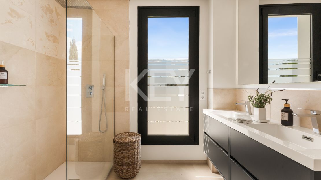 Villa El Paraiso: modern Villa with sauna, cinema & heated pool on Estepona’s New Golden Mile