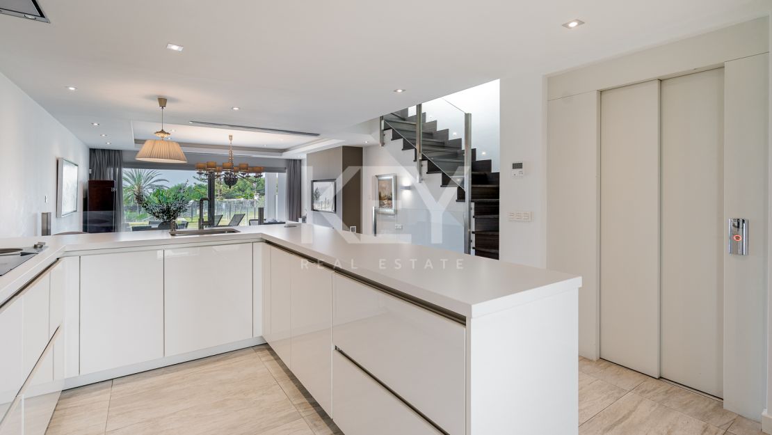 Casa Domus: Luxury Townhouse with Breathtaking Sea Views for Rent