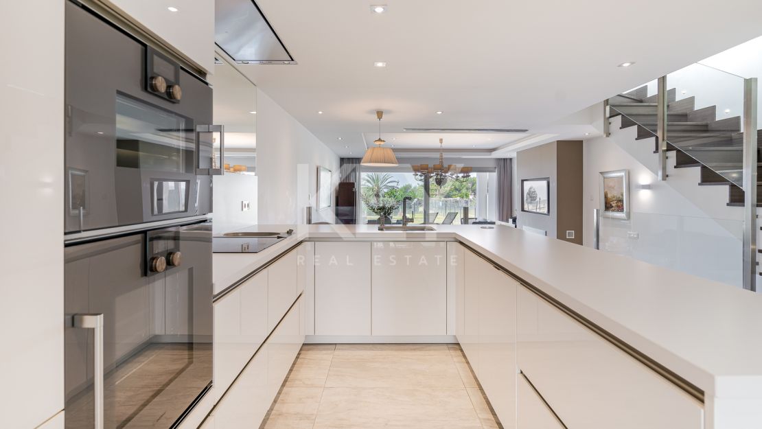 Casa Domus: Luxury Townhouse with Breathtaking Sea Views for Rent