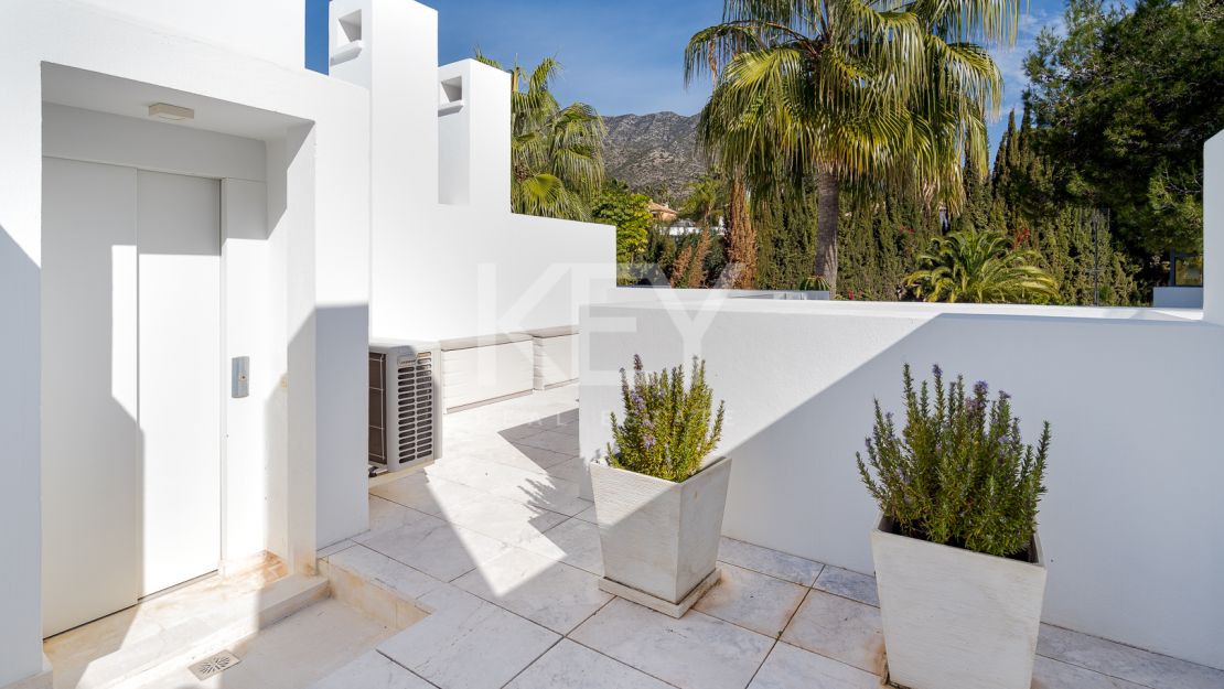 Casa Domus: Luxury Townhouse with Breathtaking Sea Views for Rent