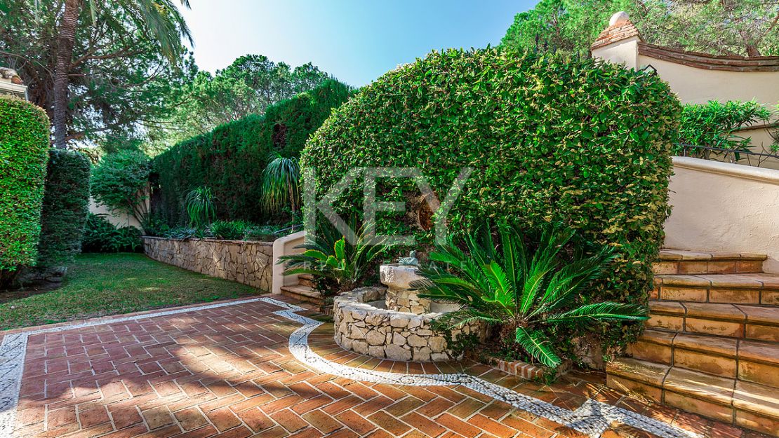 Villa Eden: luxurious holiday rental retreat with panoramic views in Las Brisas