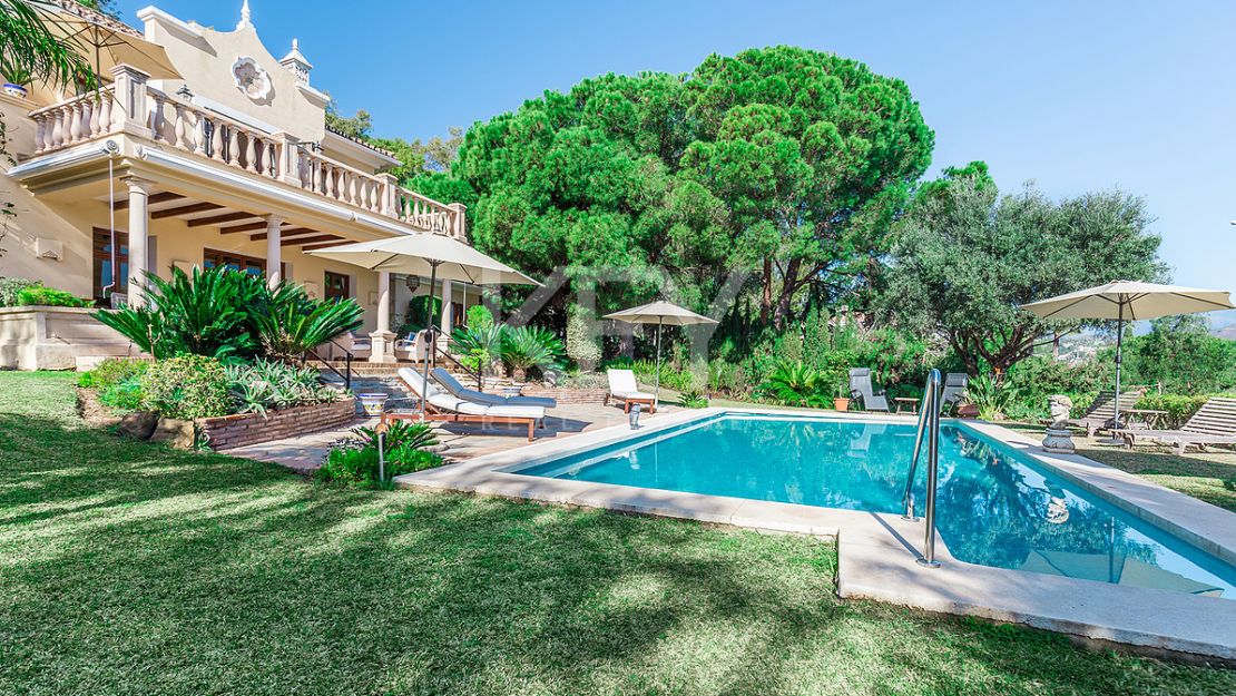 Villa Eden: luxurious holiday rental retreat with panoramic views in Las Brisas