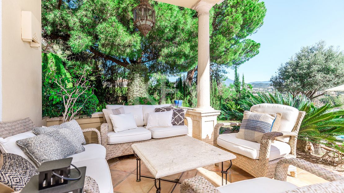 Villa Eden: luxurious holiday rental retreat with panoramic views in Las Brisas