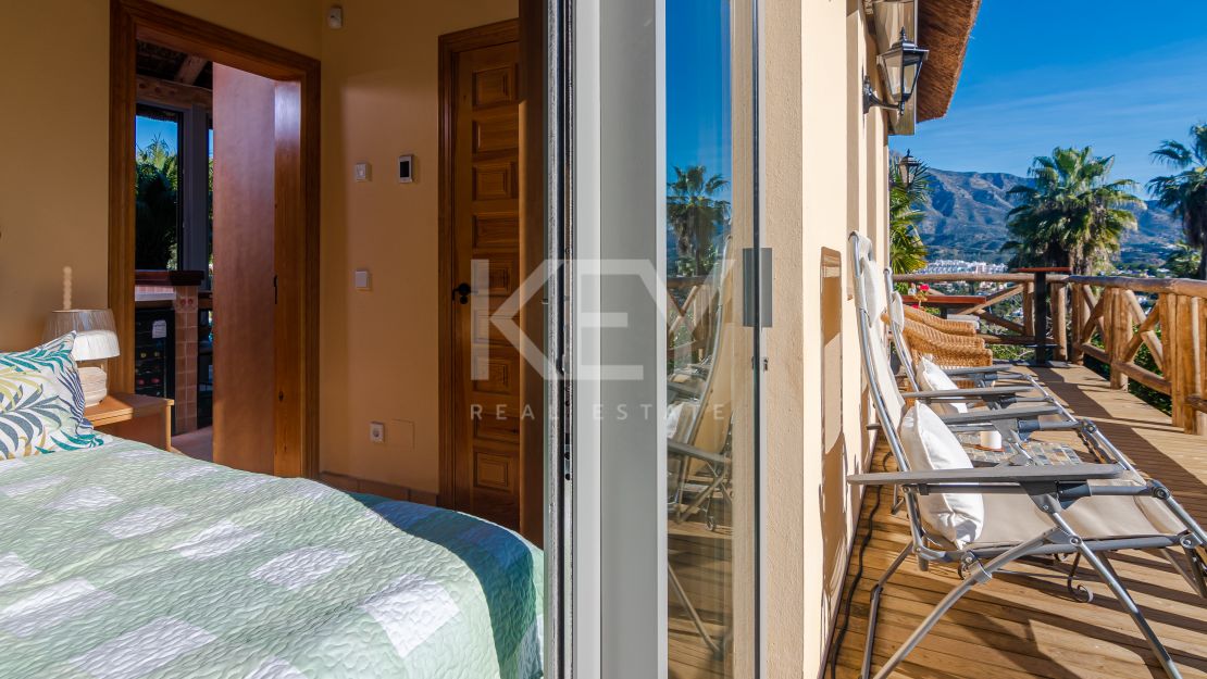 Villa Eden: luxurious holiday rental retreat with panoramic views in Las Brisas