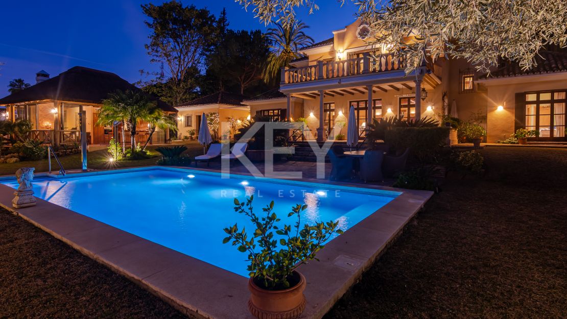 Villa Eden: luxurious holiday rental retreat with panoramic views in Las Brisas
