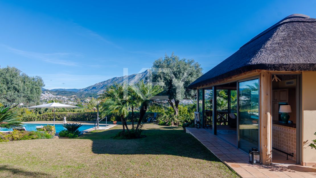 Villa Eden: luxurious holiday rental retreat with panoramic views in Las Brisas