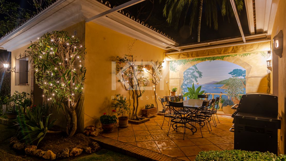 Villa Eden: luxurious holiday rental retreat with panoramic views in Las Brisas