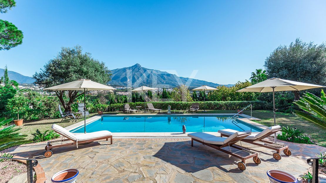 Villa Eden: luxurious holiday rental retreat with panoramic views in Las Brisas