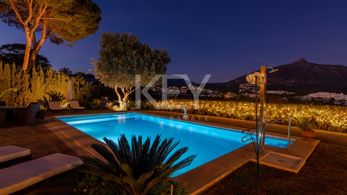 Villa Eden: luxurious holiday rental retreat with panoramic views in Las Brisas