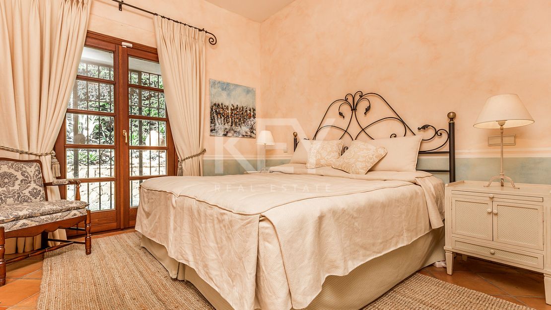 Villa Eden: luxurious holiday rental retreat with panoramic views in Las Brisas