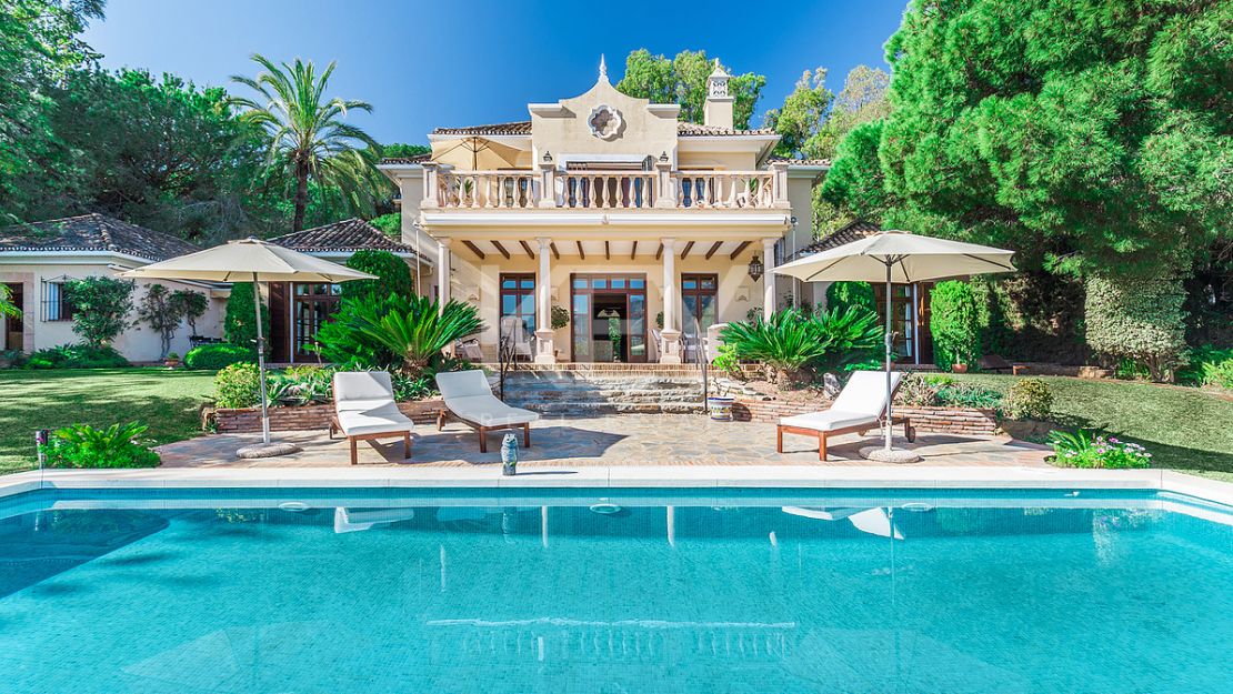 Villa Eden: luxurious holiday rental retreat with panoramic views in Las Brisas