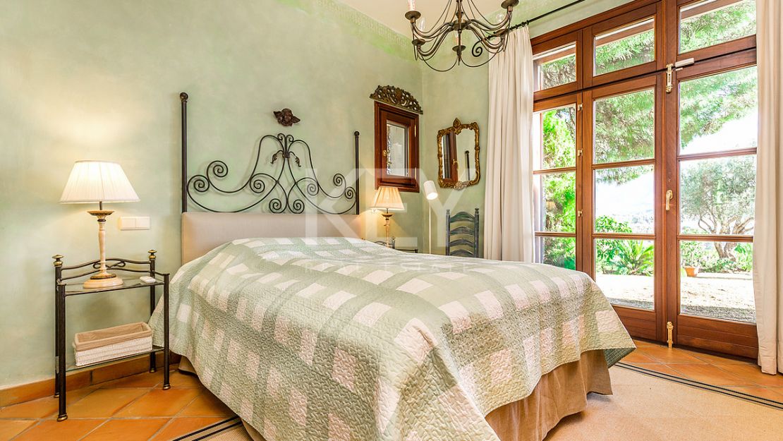 Villa Eden: luxurious holiday rental retreat with panoramic views in Las Brisas