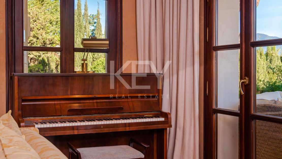 Villa Eden: luxurious holiday rental retreat with panoramic views in Las Brisas