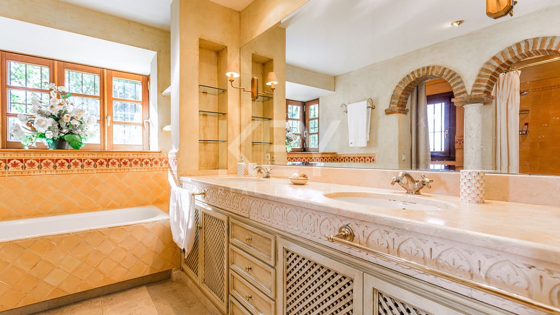 Villa Eden: luxurious holiday rental retreat with panoramic views in Las Brisas