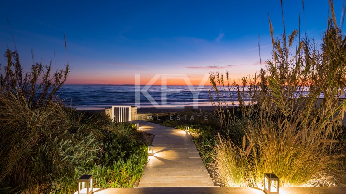 Villa Santorini: Villa de lujo en primera línea de playa en Costabella, Marbella para alquiler a corto plazo