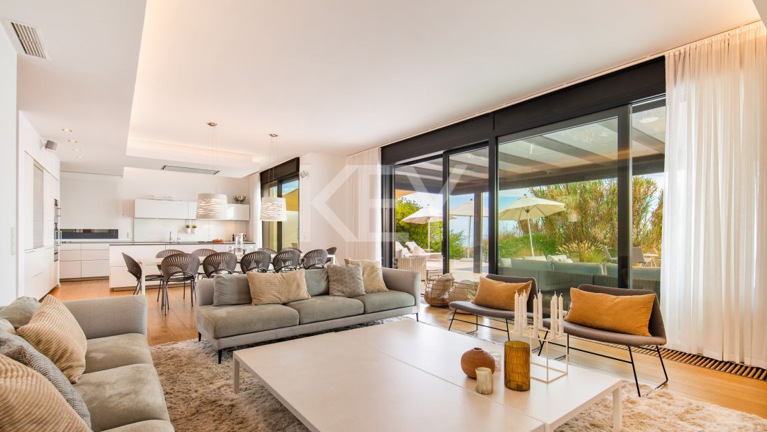 Villa Santorini: Villa de lujo en primera línea de playa en Costabella, Marbella para alquiler a corto plazo