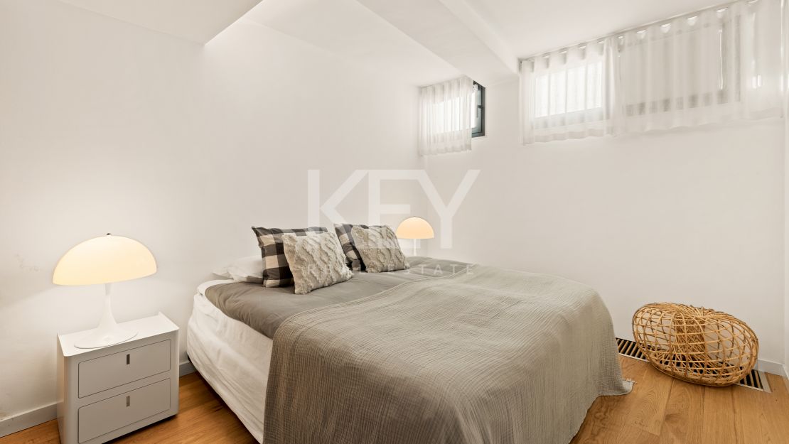 Villa Santorini: Villa de lujo en primera línea de playa en Costabella, Marbella para alquiler a corto plazo