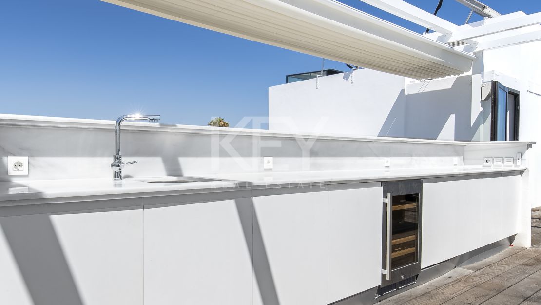 Villa Santorini: Villa de lujo en primera línea de playa en Costabella, Marbella para alquiler a corto plazo