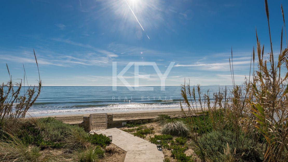 Villa Santorini: Villa de lujo en primera línea de playa en Costabella, Marbella para alquiler a corto plazo