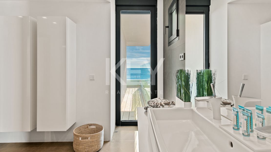 Villa Santorini: Villa de lujo en primera línea de playa en Costabella, Marbella para alquiler a corto plazo
