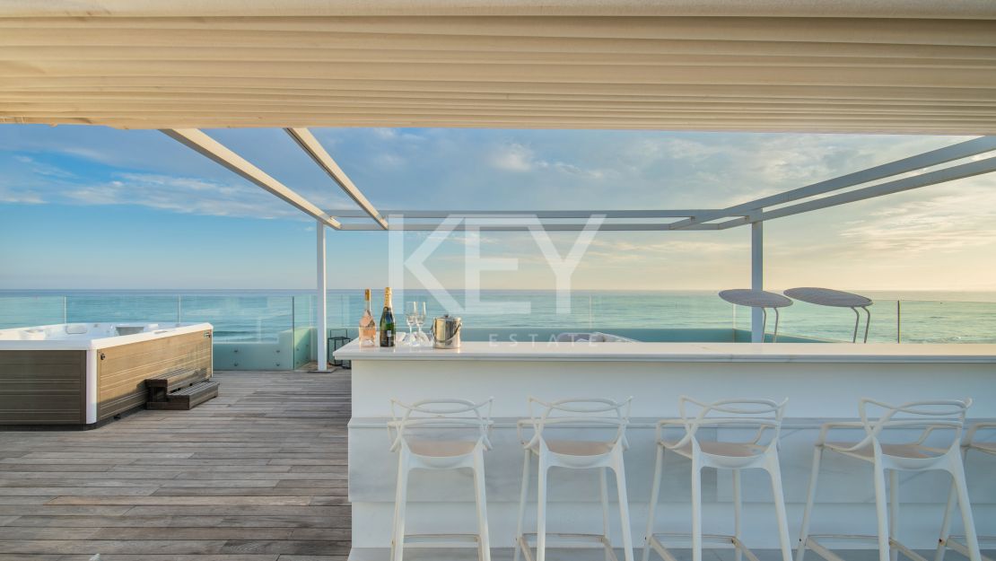 Villa Santorini: Villa de lujo en primera línea de playa en Costabella, Marbella para alquiler a corto plazo