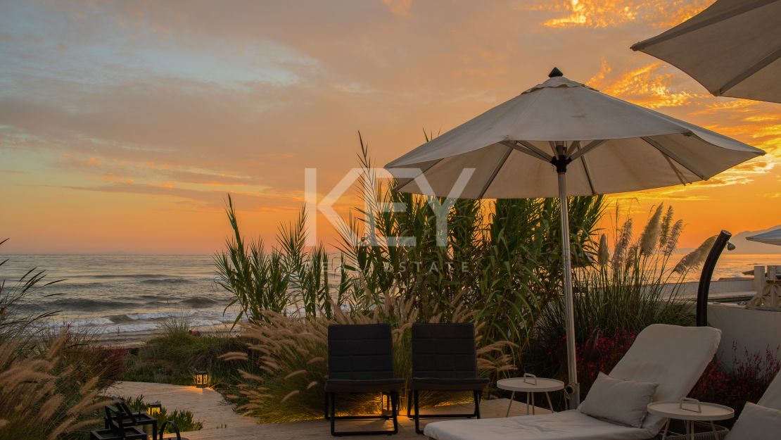 Villa Santorini: Villa de lujo en primera línea de playa en Costabella, Marbella para alquiler a corto plazo
