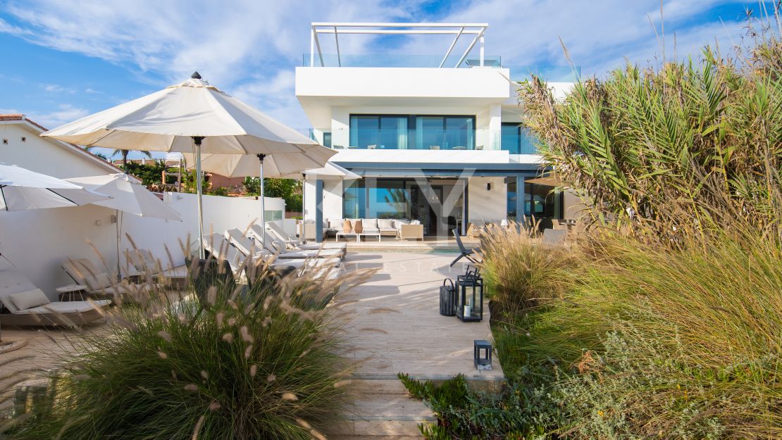 Villa Santorini: Villa de lujo en primera línea de playa en Costabella, Marbella para alquiler a corto plazo