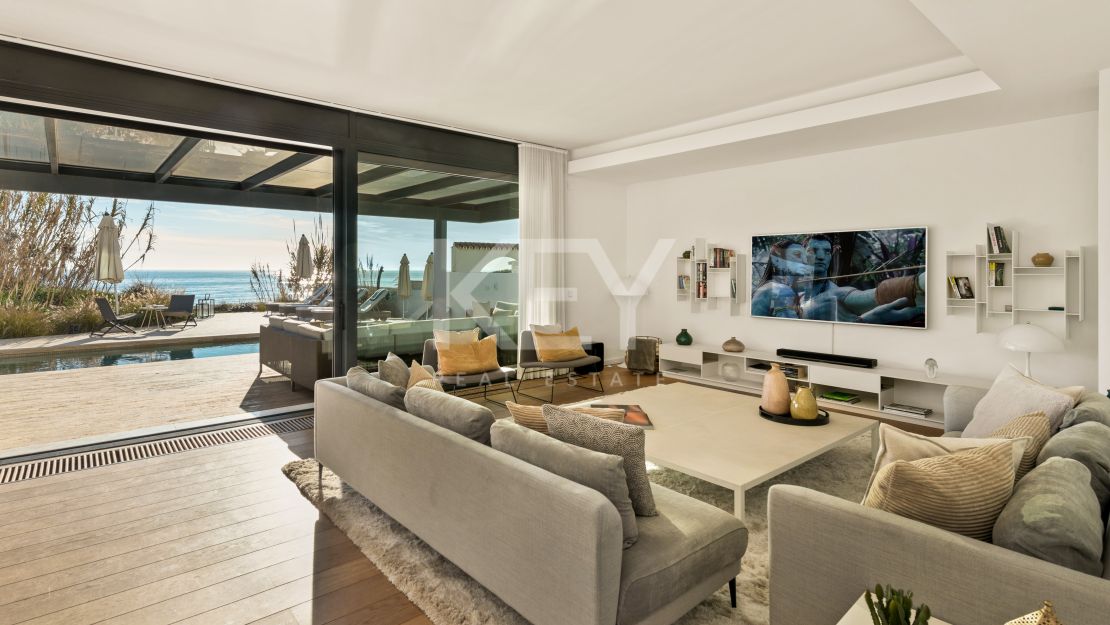Villa Santorini: Villa de lujo en primera línea de playa en Costabella, Marbella para alquiler a corto plazo