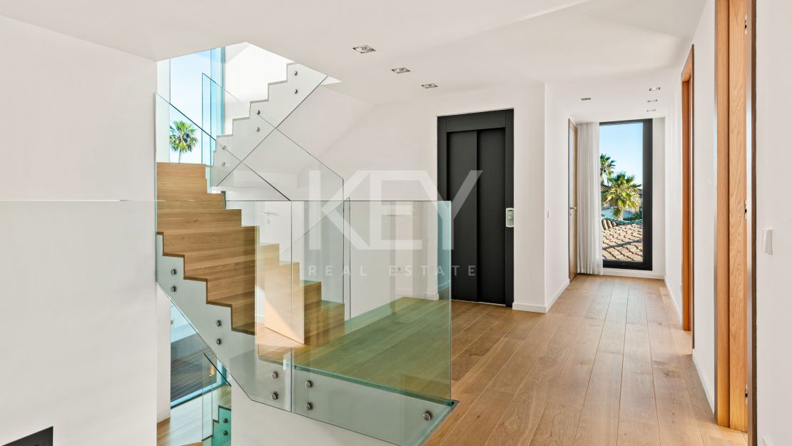 Villa Santorini: Villa de lujo en primera línea de playa en Costabella, Marbella para alquiler a corto plazo