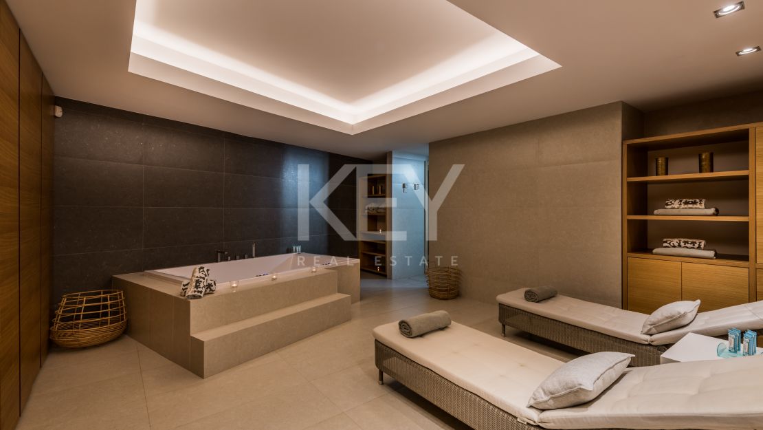 Villa Santorini: Villa de lujo en primera línea de playa en Costabella, Marbella para alquiler a corto plazo
