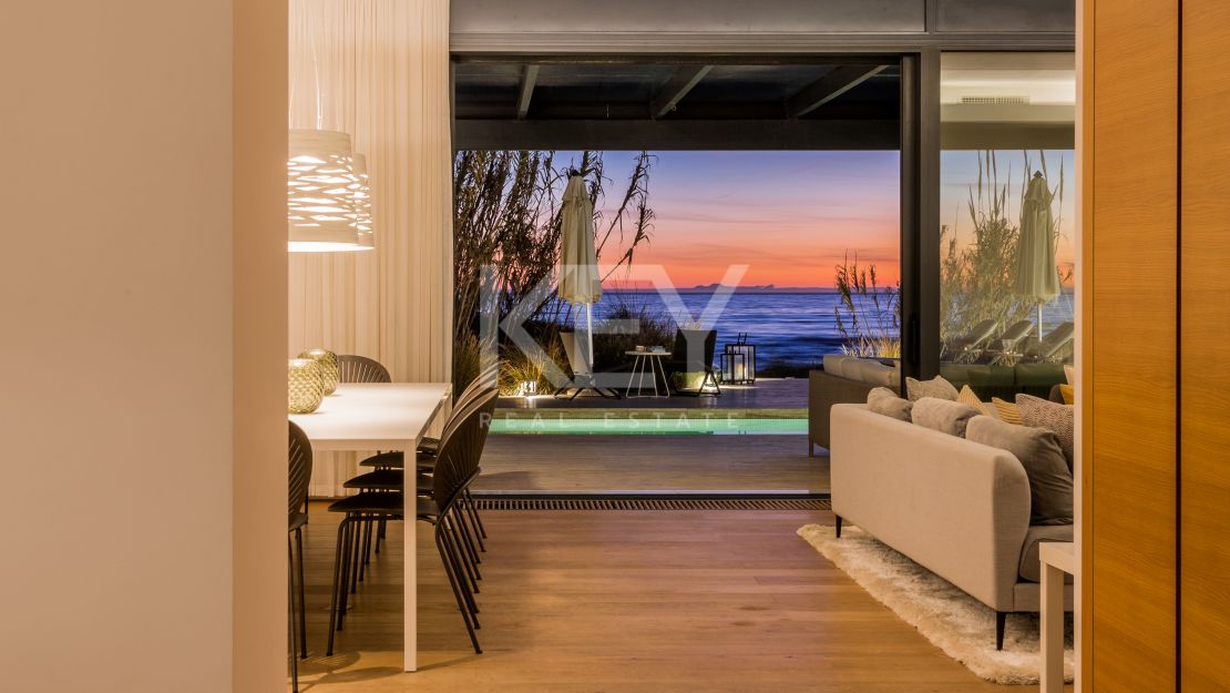 Villa Santorini: Villa de lujo en primera línea de playa en Costabella, Marbella para alquiler a corto plazo