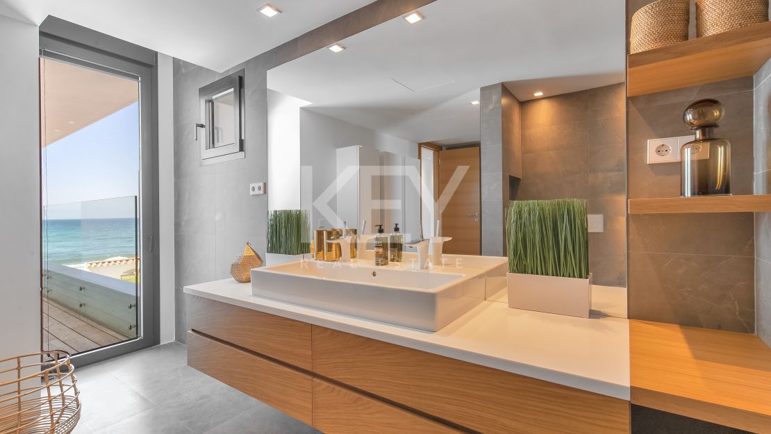 Villa Santorini: Villa de lujo en primera línea de playa en Costabella, Marbella para alquiler a corto plazo