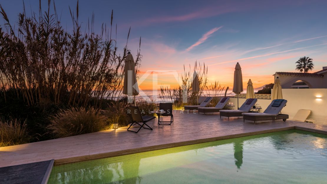 Villa Santorini: Villa de lujo en primera línea de playa en Costabella, Marbella para alquiler a corto plazo