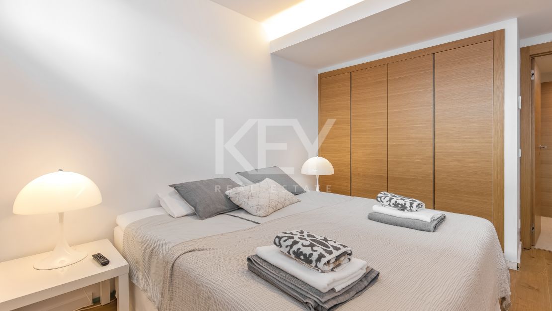 Villa Santorini: Villa de lujo en primera línea de playa en Costabella, Marbella para alquiler a corto plazo